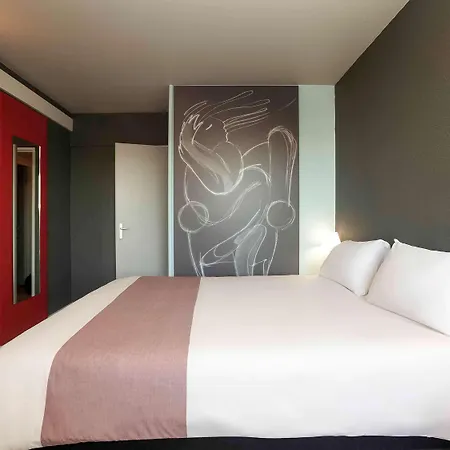 Ibis Alès Centre Ville Extérieur photo